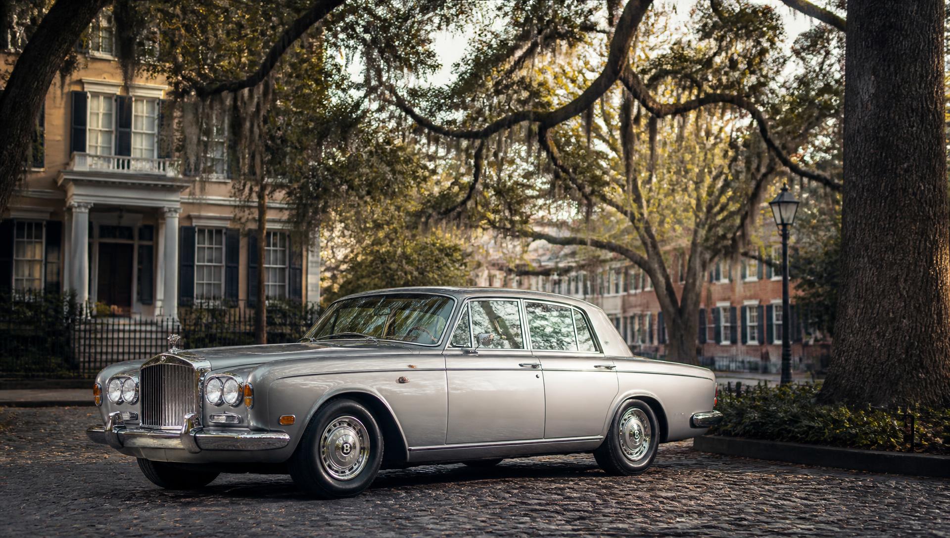 A vintage Rolls-Royce staged beneath Savannah live oaks
